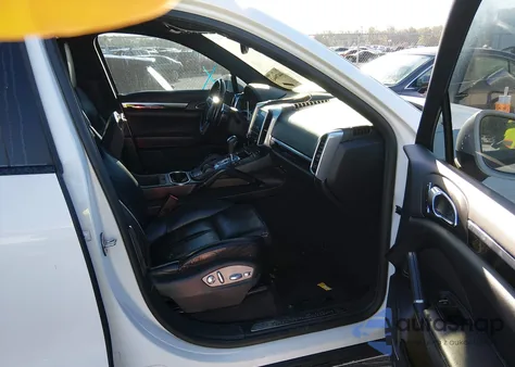 2017 Porsche Cayenne Platinum Edition z USA, uszkodzony, nr VIN WP1AA2A27HKA81851